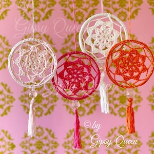 Puede incluir: Una taza de cerámica blanca con un asa negra y el texto "But First, Coffee" en negrita negra. La taza está sobre una superficie blanca. La taza mide 10 cm de alto.