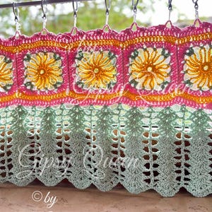 Könnte beinhalten: Eine gehäkelte Fenstergardine mit einem gewellten unteren Rand. Die Gardine ist aus grünem, rosa und gelbem Garn gefertigt und hat ein Blumenmuster. Der Text "© by Gipsy Queen" ist am unteren Rand des Bildes sichtbar.