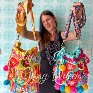 Bunte, handgehäkelte Umhängetasche nach der Häkelanleitung HäppiBäg – modernes DIY-Projekt aus Wolle mit individuellem Taschenriemen, ideale selbstgemachte Tasche für Alltag und Freizeit