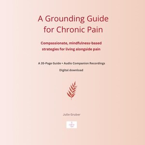Op de afbeelding: Een digitale download getiteld "A Grounding Guide for Chronic Pain". De omslag toont tekst in bordeauxrood op een zachte perzikachtergrond. De gids biedt compassievolle, op mindfulness gebaseerde strategieën voor het leven met pijn, inclusief een gids van 35 pagina's en audio-opnamen.