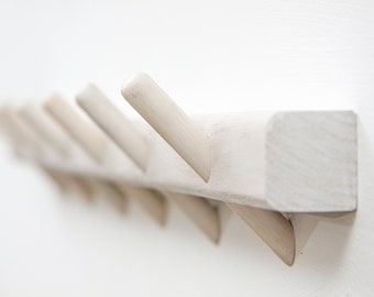 Wit handdoekenrek met pennen, badkamerhanger essenhout