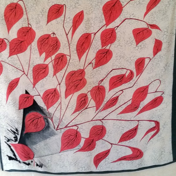 Foulard en soie FRENCH STILL LIFE des années 1960 dans un style art moderne du milieu du siècle. vase vintage de branches avec des feuilles rose saumon.