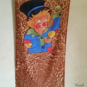 Vintage Cute Juggling Clown Silk Art Scarf, projekt malowania lub szycia. Oryginalne dzieło sztuki bez ramki, jedyne w swoim rodzaju.