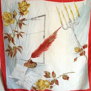 Década de 1930 ESCRITURA DE CARTAS Pañuelo de seda vintage francés con pluma, candelabro y rosas amarillas. Un arte portátil único o colgante de pared.
