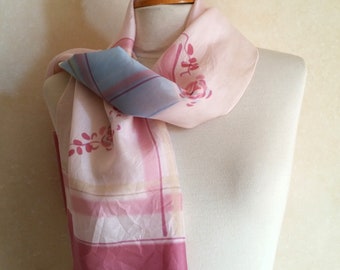 Foulard en soie vintage JOLIE FLEURS PASTEL par Rossy, Paris, avec un motif floral asymétrique et des lignes bleues et roses sur rose très pâle.