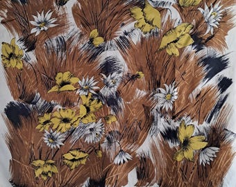 Peut inclure: Un foulard carré à motif floral. Le motif présente des fleurs jaunes et blanches, des coups de pinceau bruns et des accents bleu foncé sur un fond crème. Le foulard a une bordure dorée.