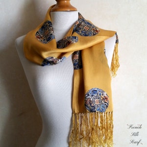 vintage ORIENTAL PIANO STYLE Français Foulard en satin de soie en or, double couche, avec symboles circulaires et longue frange.
