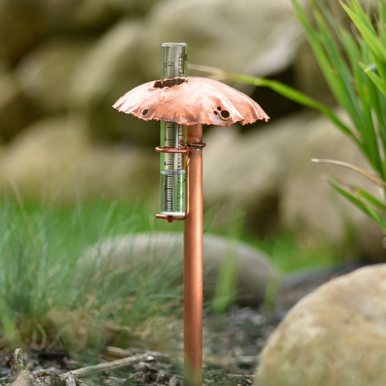 Rain gauge with one single glass tube.