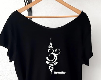 Atmen Sie Symbol aus der Schulter Baumwolle T-Shirt