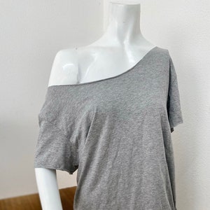 Weg von den Schulter-Slouchy-T-Shirts, Baumwoll-Bare-Shoulder-T-Shirts, erhältlich in einer Vielzahl von Farben