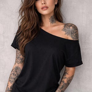 Puede incluir: Un juego de tres tazas de cerámica con acabado mate moteado. Las tazas son de color crema, gris claro y gris oscuro. Cada taza tiene un diseño simple y minimalista.