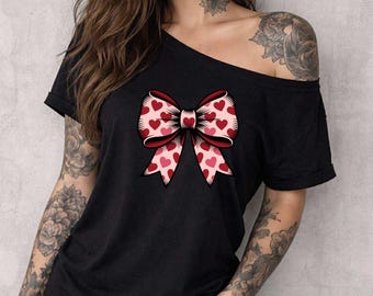 Weg von der Schulter Coquette Valentinstag Herz Bogen T-Shirt