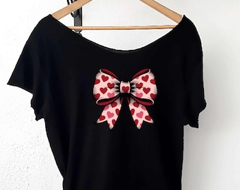Weg von der Schulter Coquette Valentinstag Herz Bogen T-Shirt