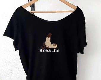 Atmen Sie Yoga weg von der Schulter Baumwolle T-Shirt, Raw Ausschnitt Slouchy Boho Shirt