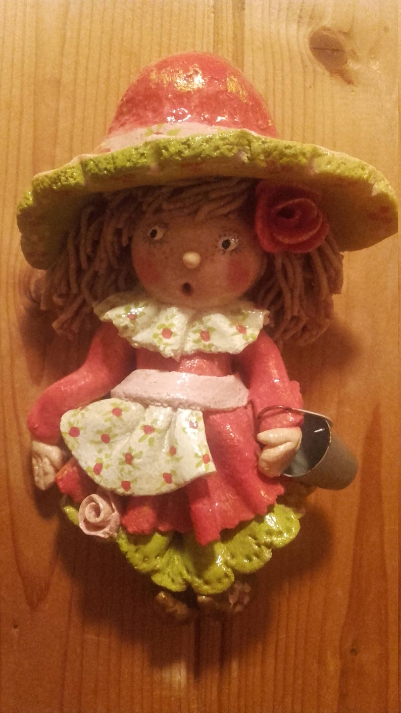 poupée rose et verte réalisée en pâte à sel image 1