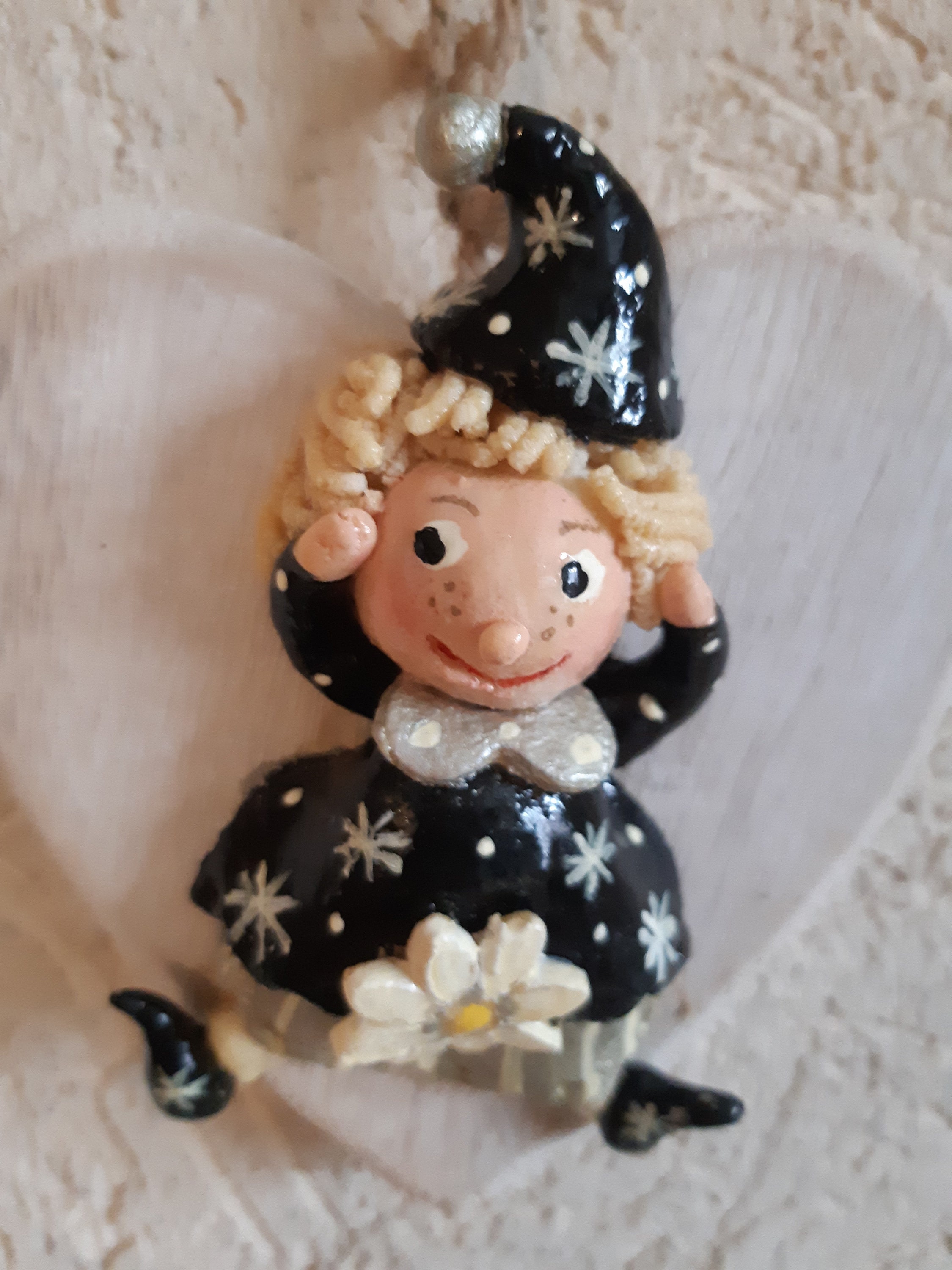 Lutin en Pâte à Sel sur Cœur Bois