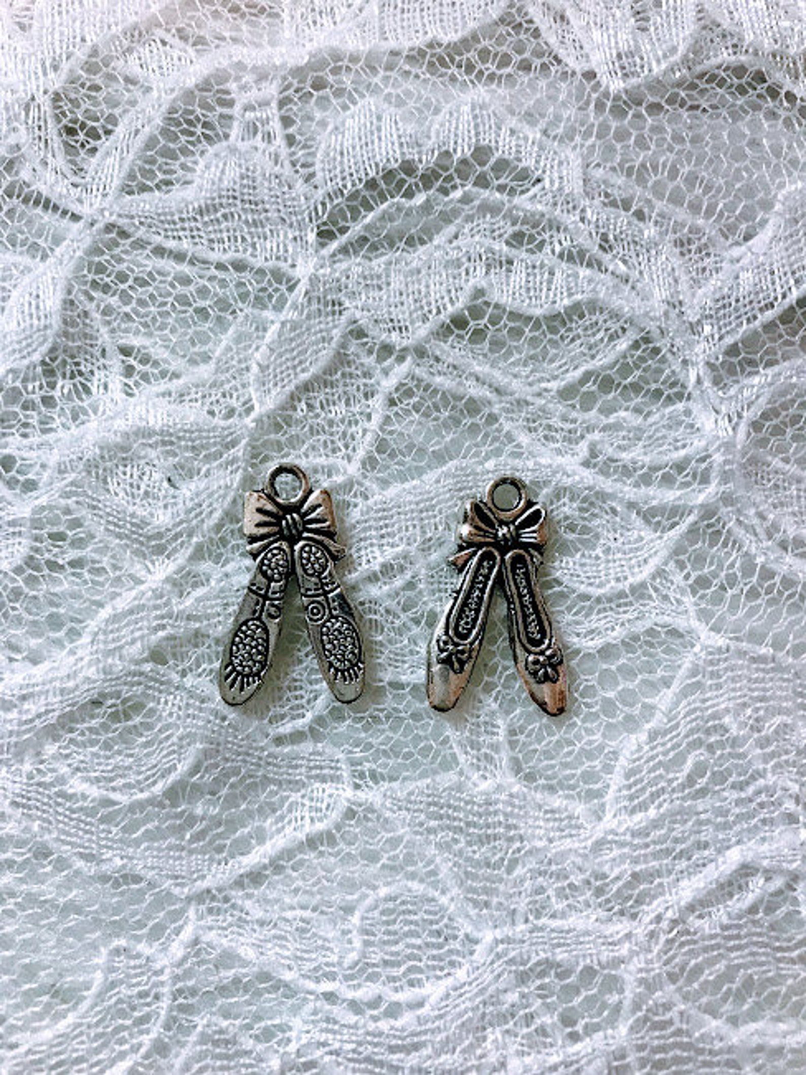 25 ballet shoes antique silver 21x13mm, charms pendants.