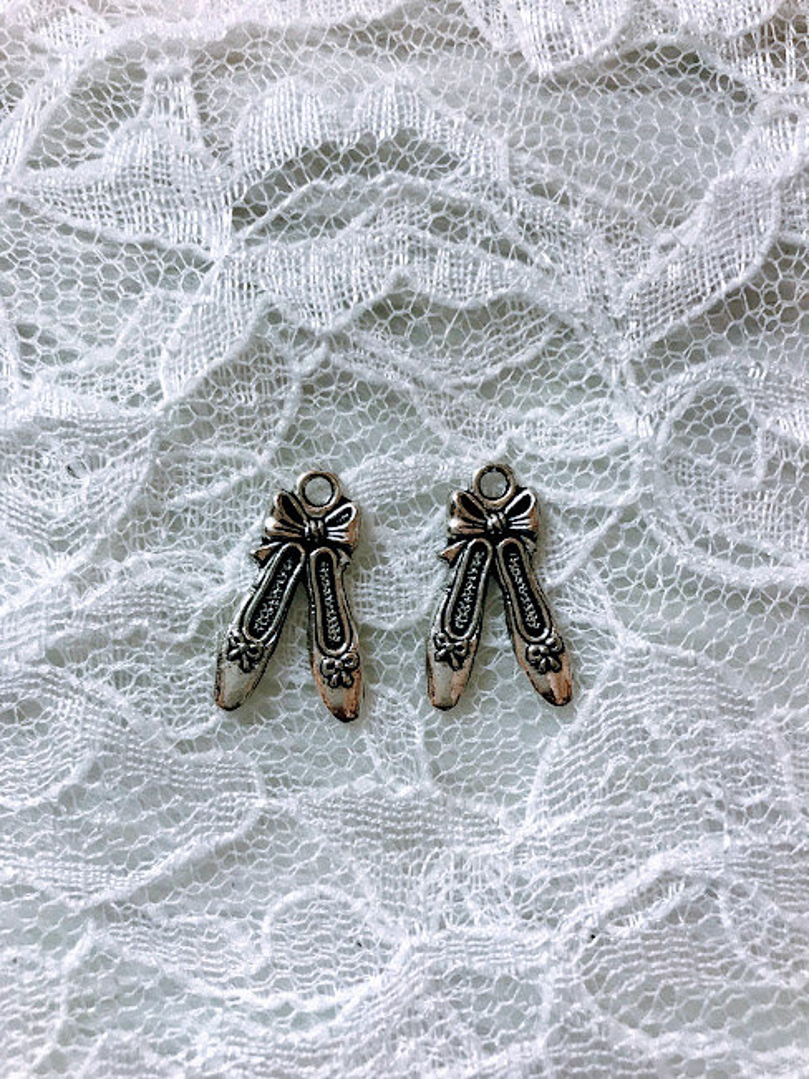 25 ballet shoes antique silver 21x13mm, charms pendants.