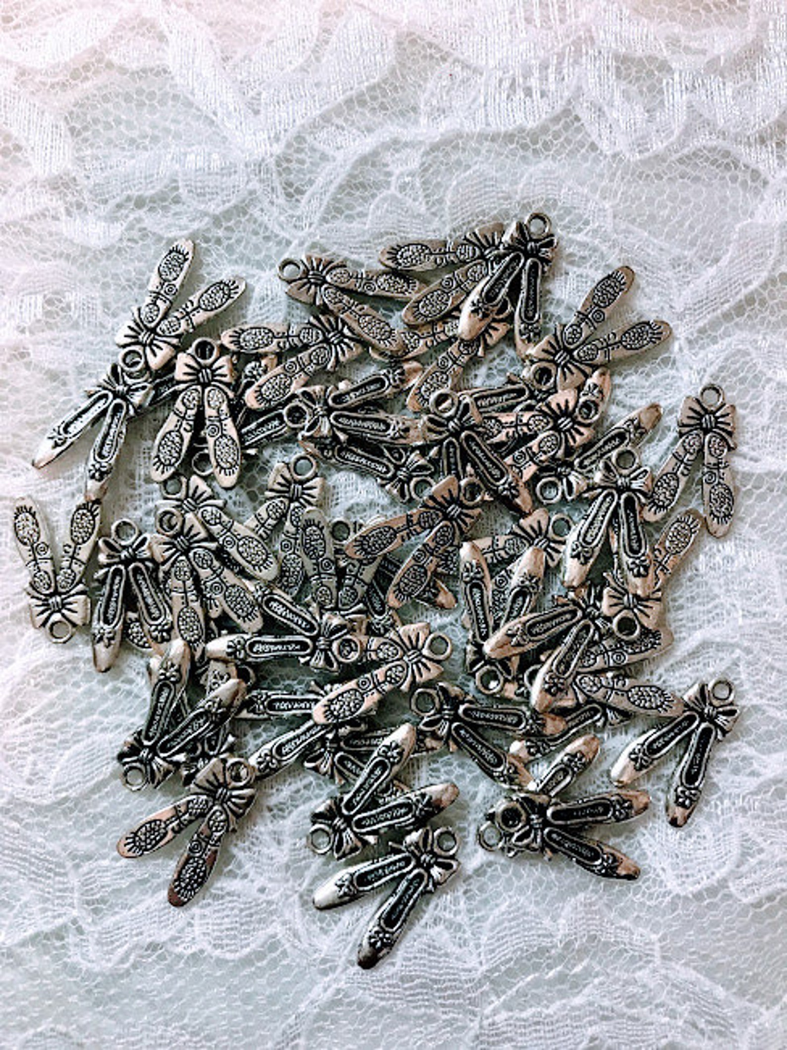 25 ballet shoes antique silver 21x13mm, charms pendants.