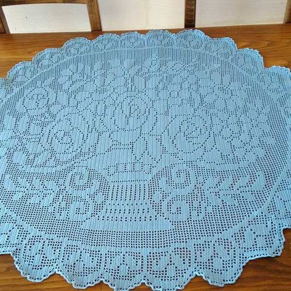 Grand napperon / Nappe de couleur bleue au crochet - Motifs fleurs - Fait main en France - 100% coton - Dimensions : 90 cm x 81 cm