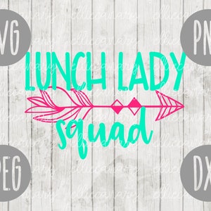 Puede incluir: Un diseño gráfico azul turquesa y rosa con el texto "Lunch Lady Squad" y flechas sobre un fondo de madera blanca. El diseño está rodeado de círculos grises con el texto "SVG", "PNG", "JPEG" y "DXF".
