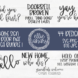 Può includere: Un set di 44 design per cartelli da casa e tappetini per porta in formato SVG, PNG, DXF e JPG. I design includono frasi come "Hai chiamato prima?", "Campanello rotto (urla 'ding dong' molto forte)", "Evviva, sei qui!", "Oh, ciao", "Nuova casa, chi è?", e "Aspetta, probabilmente non abbiamo i pantaloni".