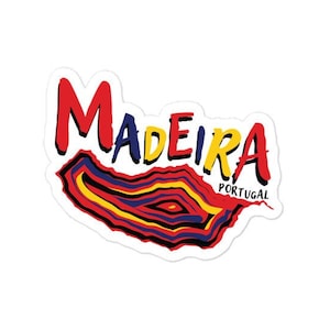 Könnte beinhalten: Ein Aufkleber mit einer bunten Umrandung der Insel Madeira, Portugal. Das Wort "Madeira" ist in roten, gelben und blauen Buchstaben über der Insel geschrieben.