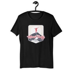 Könnte beinhalten: Schwarzes T-Shirt mit einer Grafik im Vintage-Stil eines Wanderers auf dem Mount Baldy, mit dem Text "Mount Baldy" und "Via Devil's Backbone Trail, Angeles National Forest".