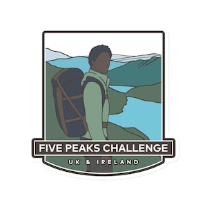 Pode incluir: Um autocolante com uma ilustração de desenho animado de uma pessoa a fazer caminhadas com uma mochila em frente a uma cordilheira. O autocolante tem o texto "Five Peaks Challenge UK & Ireland".