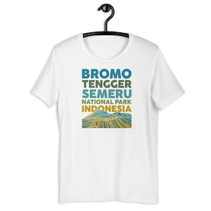 Peut inclure: T-shirt blanc avec un motif graphique représentant une chaîne de montagnes et le texte "Bromo Tengger Semeru National Park Indonesia".