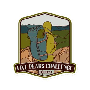 Pode incluir: Um autocolante verde, castanho e branco com um caminhante com uma mochila de pé no topo de uma montanha. O autocolante diz "Five Peaks Challenge UK & Ireland".