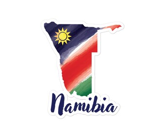 Könnte beinhalten: Eine Aquarell-Illustration der Umrisse Namibias mit den Farben der namibischen Flagge. Der Text "Namibia" ist in blauer Kursivschrift unterhalb der Umrisse geschrieben.