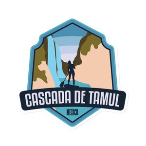 Może przedstawiać: Naklejka z malowniczą ilustracją wodospadu i osoby uprawiającej paddleboarding. Projekt zawiera tekst "Cascada de Tamul Mexico" w ciemnoniebieskim banerze, na tle niebieskich, beżowych i zielonych odcieni.
