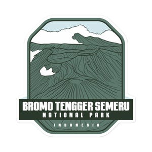 Può includere: Un adesivo verde e bianco con un disegno a linea di una catena montuosa e il testo "Bromo Tengger Semeru National Park Indonesia".