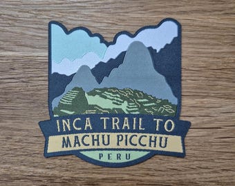 Könnte beinhalten: Ein dunkelblauer und grüner gestickter Aufnäher mit einer Bergszene und dem Text "Inca Trail to Machu Picchu, Peru".