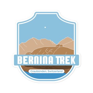 Puede incluir: Una pegatina con un paisaje montañoso y el texto "BERNINA TREK" en blanco sobre una pancarta azul claro. También incluye el texto "Graubünden, Switzerland" en una fuente más pequeña.