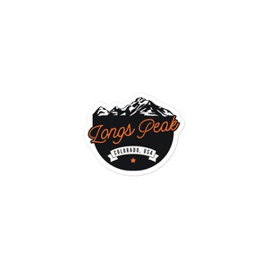 Puede incluir: Una pegatina con una silueta de cordillera en blanco y negro con el texto "Longs Peak" en escritura naranja. Debajo, una pancarta dice "Colorado, USA" con una estrella.