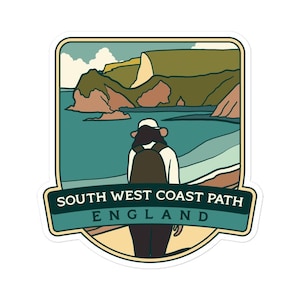 Può includere: Un adesivo con un escursionista che guarda un paesaggio pittoresco del South West Coast Path in Inghilterra. L'adesivo è in stile vintage con una combinazione di colori verde, blu e marrone.