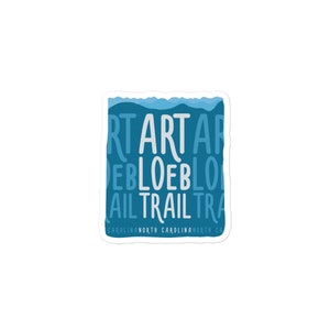 Peut inclure: Autocollant bleu et blanc avec le texte "Art Loeb Trail" répété en forme de vague. Le texte est en blanc sur fond bleu. L'autocollant a une bordure blanche.
