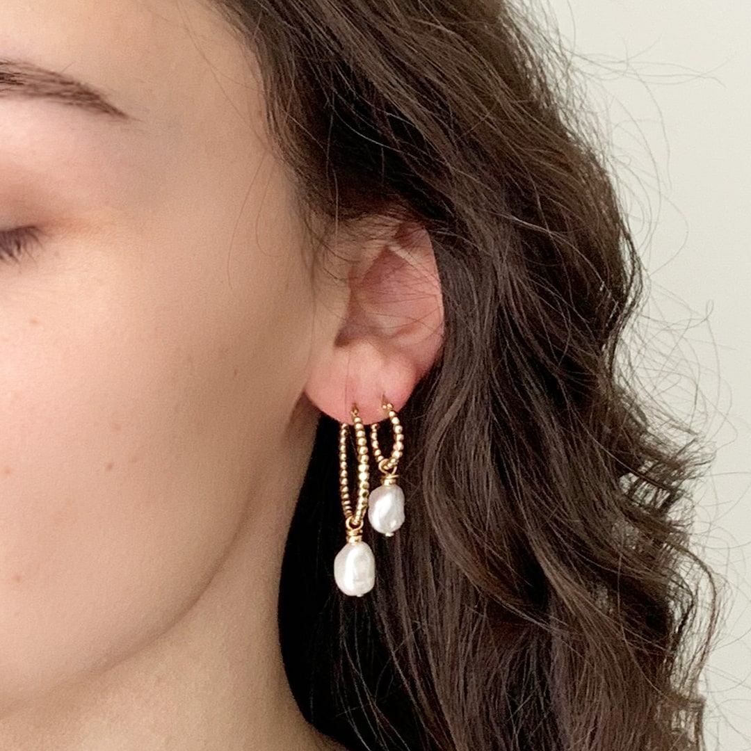 Créoles Huggie Dorées – Zircon Vert – Breloques – Boucles D'oreilles Femme