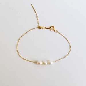 Pearl Bracelet Gold, Dainty Gold Chain Bracelet, Bridal Bracelet, Three Pearl Bolo Bracelet, Bridesmaid Gift, Pearl Slider Bracelet