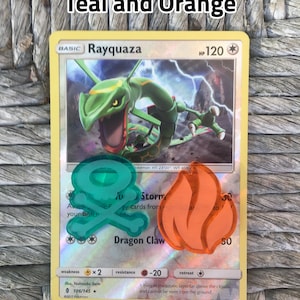 Puede incluir: Carta Pok&eacute;mon Rayquaza del set Teal and Orange. La carta presenta una ilustraci&oacute;n verde y naranja de Rayquaza con el texto "Rayquaza" y "PS 120" en la esquina superior derecha. La carta tambi&eacute;n tiene tres ataques: "Tormenta", "Garra de Drag&oacute;n" y "Ataque A&eacute;reo".