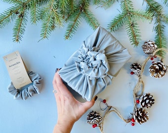 Emballage pour cadeau en tissu fait au Quebec avec du tissu recyclé furoshiki + mini chouchou gris