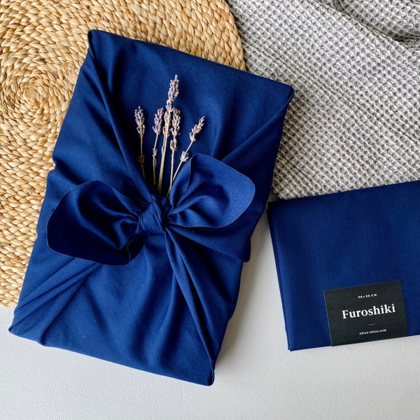 Emballage pour cadeau en tissu fait au Quebec avec du tissu recyclé furoshiki de couleur bleu marine