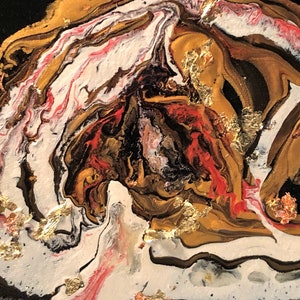 Puede incluir: Pintura abstracta con patrones en espiral en tonos dorados, marrones, blancos, rojos y negros. La pintura presenta detalles de pan de oro.