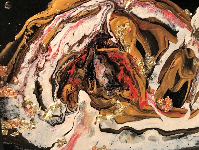 Puede incluir: Pintura abstracta con patrones en espiral en tonos dorados, marrones, blancos, rojos y negros. La pintura presenta detalles de pan de oro.