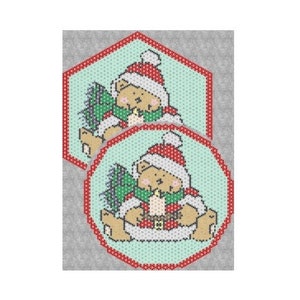 Könnte beinhalten: Zwei Weihnachtsornamente mit einem braunen Teddybär, der eine rot-weiße Weihnachtsmütze trägt und einen grünen Weihnachtsbaum hält. Die Ornamente befinden sich auf einem grauen Hintergrund.