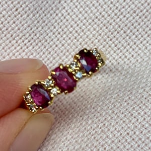 Um anel vintage de ouro 18 quilates com rubi e diamante Trinity