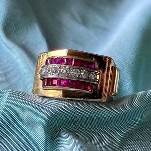 Een 18 karaats goud Franse Art Deco robijn en diamant Tank ring