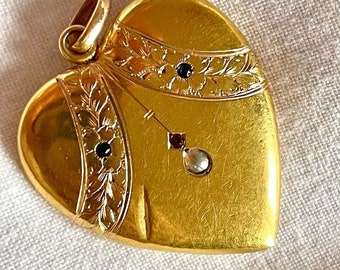 A gold Art Nouveau heart pendant